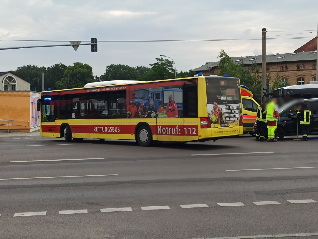 Автобус скорой помощи спасения во время поворота на Купферхаммервег на отведенное ему место стоянки.