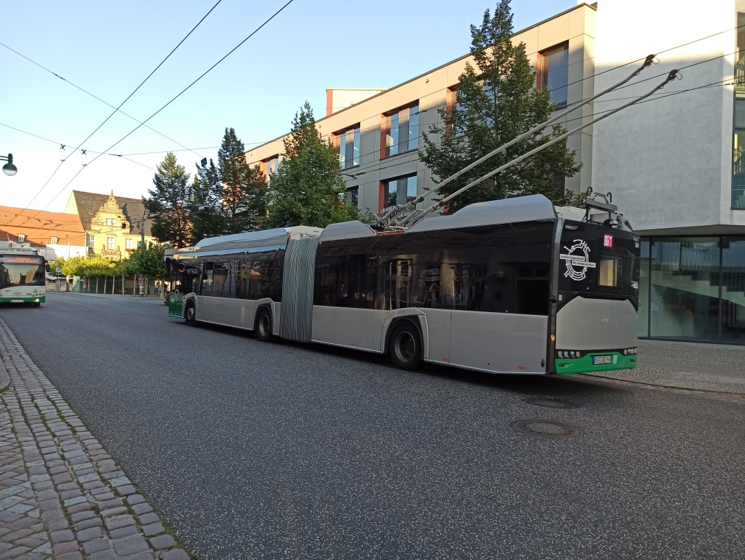 Gelenkobus 064 kurz vor dem Befahren der Weiche am Markt, links bereits der Gelenkobus 063 im Gegenverkehr