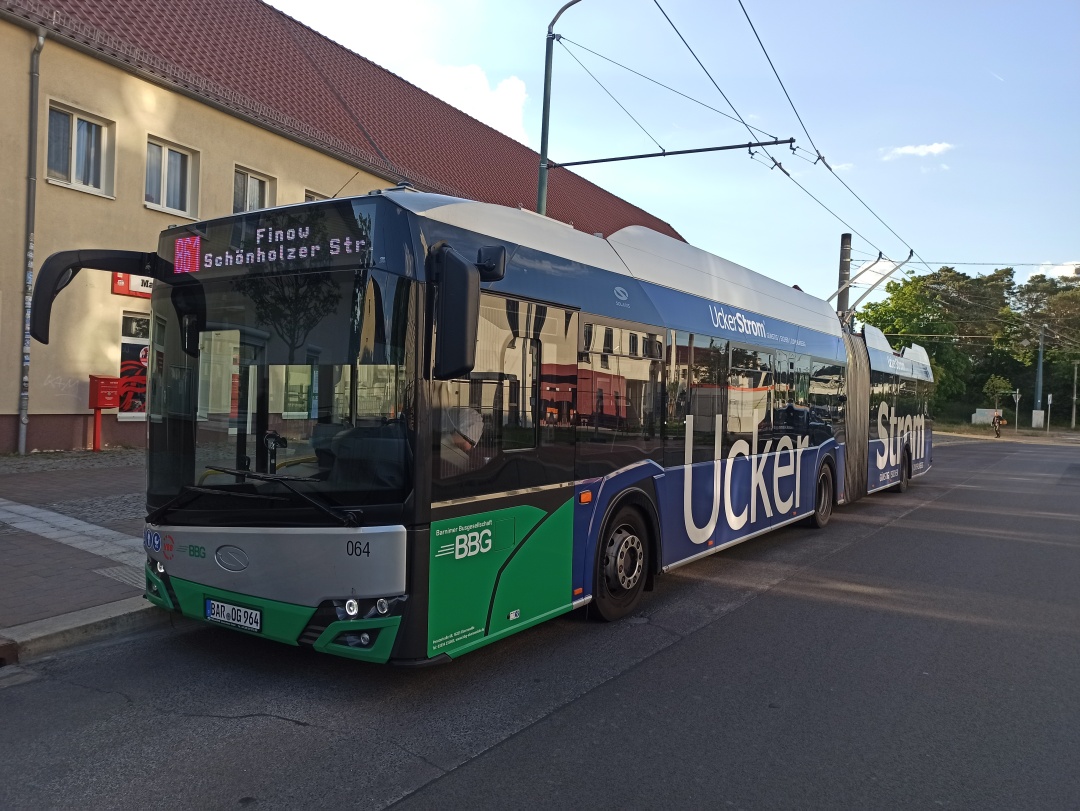 Gelenkobus Nr. 064 vom polnischen Typ Solaris Trollino 18 Kiepe IMC