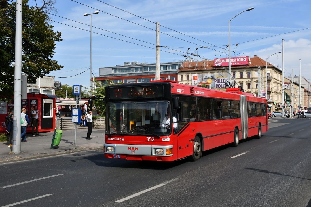 former Eberswalde articulated trolleybus no. 038 of the Austrian type ÖAF Gräf & Stift NGE 152 M18 in Budapest/H with the car no. 352 at the stop „Puskás Ferenc Stadion M”