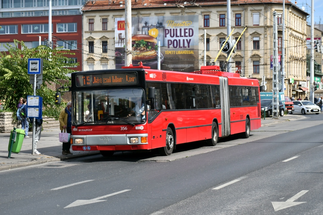 Former Eberswalde articulated trolleybus no. 031 of the Austrian type ÖAF Gräf & Stift NGE 152 M17 in Budapest/H with the car no. 356 at the stop „Puskás Ferenc Stadion M”