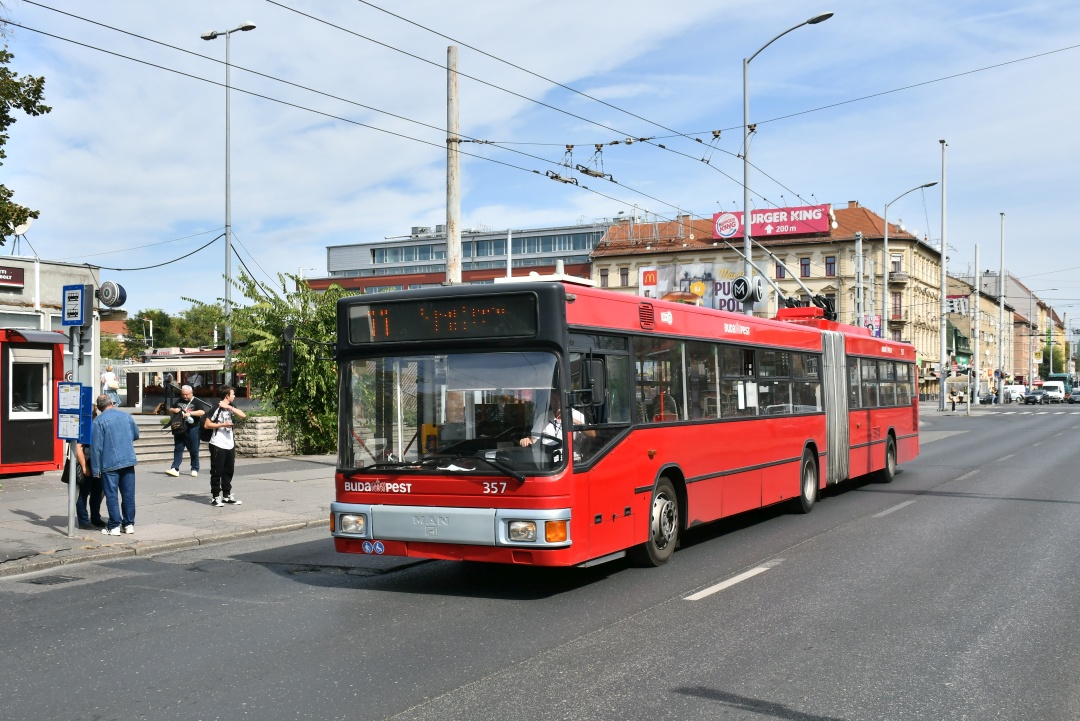 Former Eberswalde articulated trolleybus no. 034 of the Austrian type ÖAF Gräf & Stift NGE 152 M17 in Budapest/H with the car no. 357 at the stop „Puskás Ferenc Stadion M”