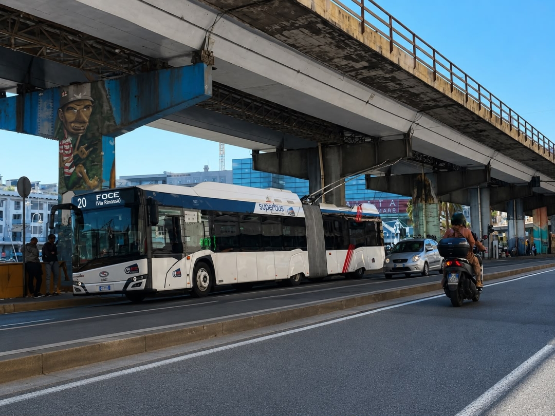 Gelenkbus vom polnischen Typ Solaris Trollino 18 IV ŠKODA IMC auf der Obus-Linie 20 in der Nähe des Aquariums