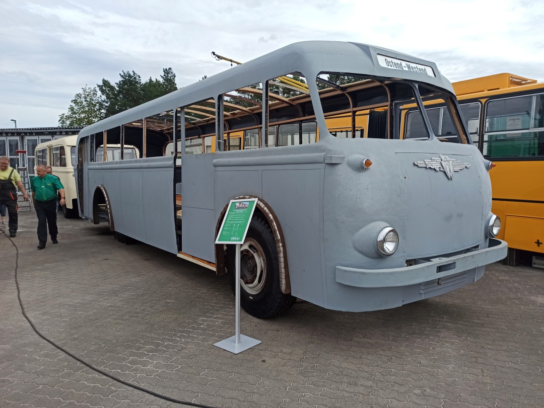 Ein weiterer Schatz, der Berliner Obus 1520 vom DDR-Typ LOWA W602a in der Restaurierung