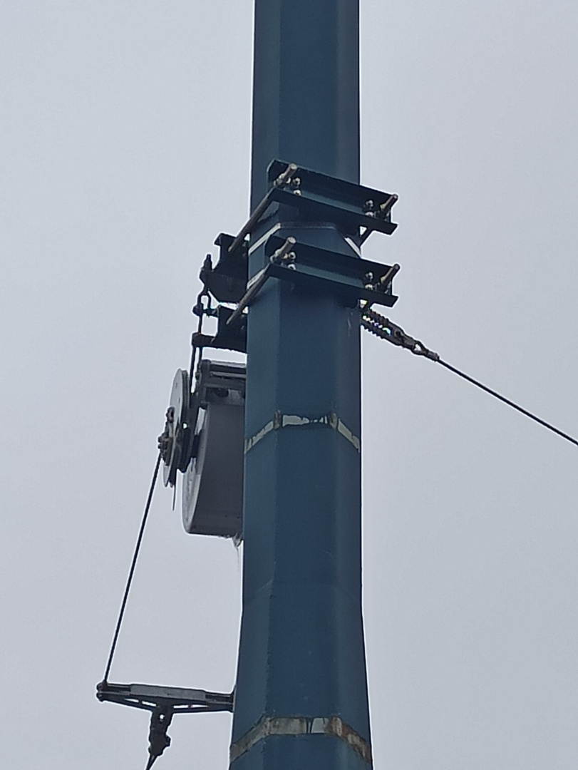 Befestigung des Federspanners TENSOREX C+ am Fahrleitungsmast