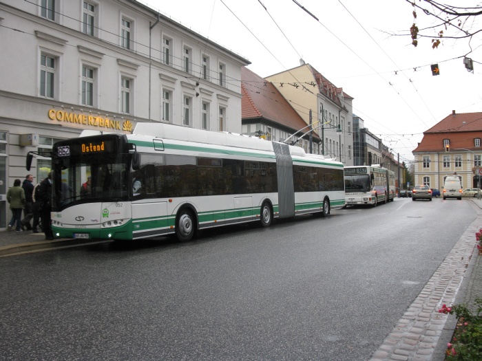 Der Gelenkobus 017 kommt dazu und die Fahrgäste steigen um.