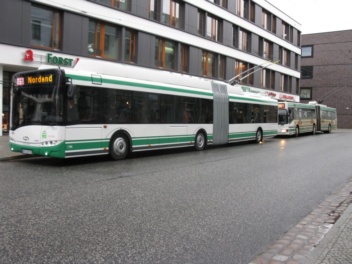 Die Gelenkobusse 051 und 032 an der Haltestelle Markt