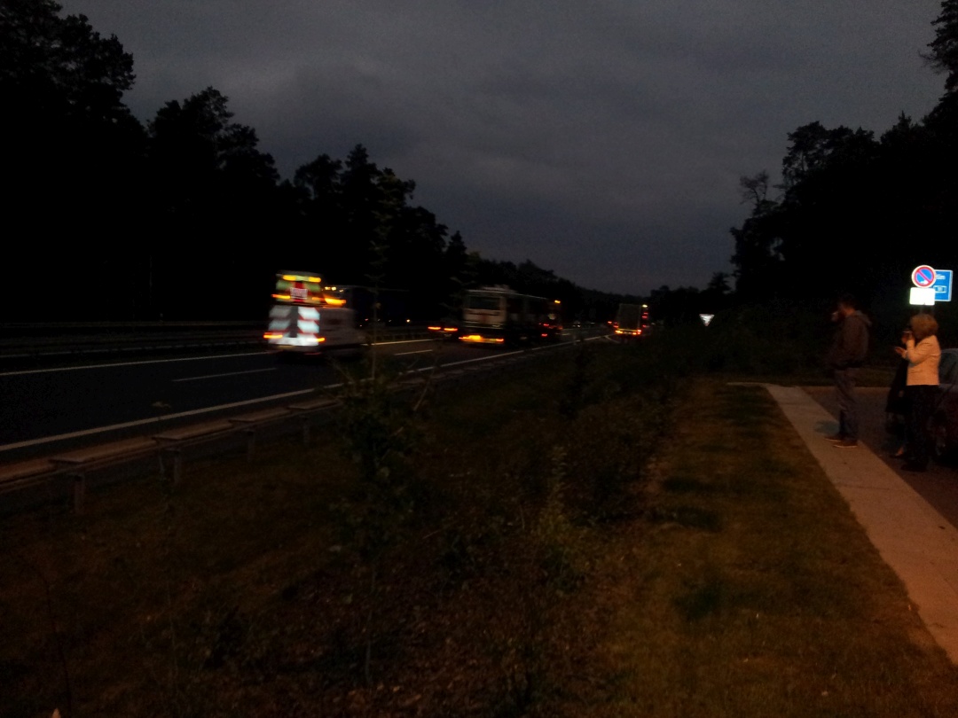 LKW-Tieflader mit Gelenkobus Nr. 004 nebst Begleitfahrzeug passiert die Raststätte Buckowsee an der BAB 11