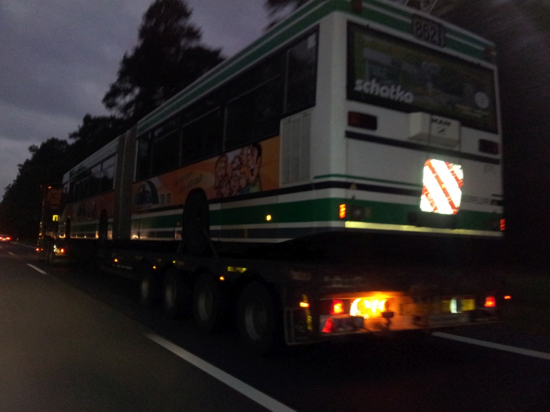 LKW-Tieflader mit Gelenkobus Nr. 030 auf der BAB 11 in Richtung Berlin