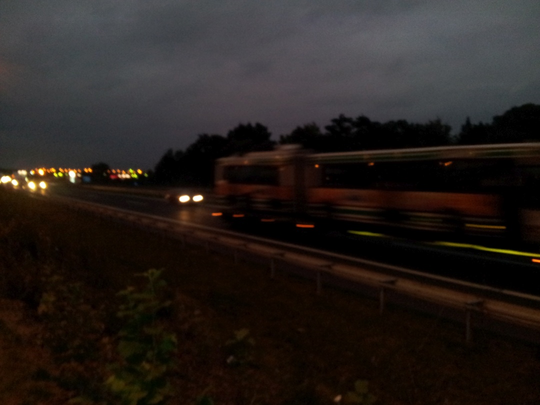 LKW-Tieflader mit Gelenkobus Nr. 030 passiert die Raststätte Buckowsee an der BAB 11