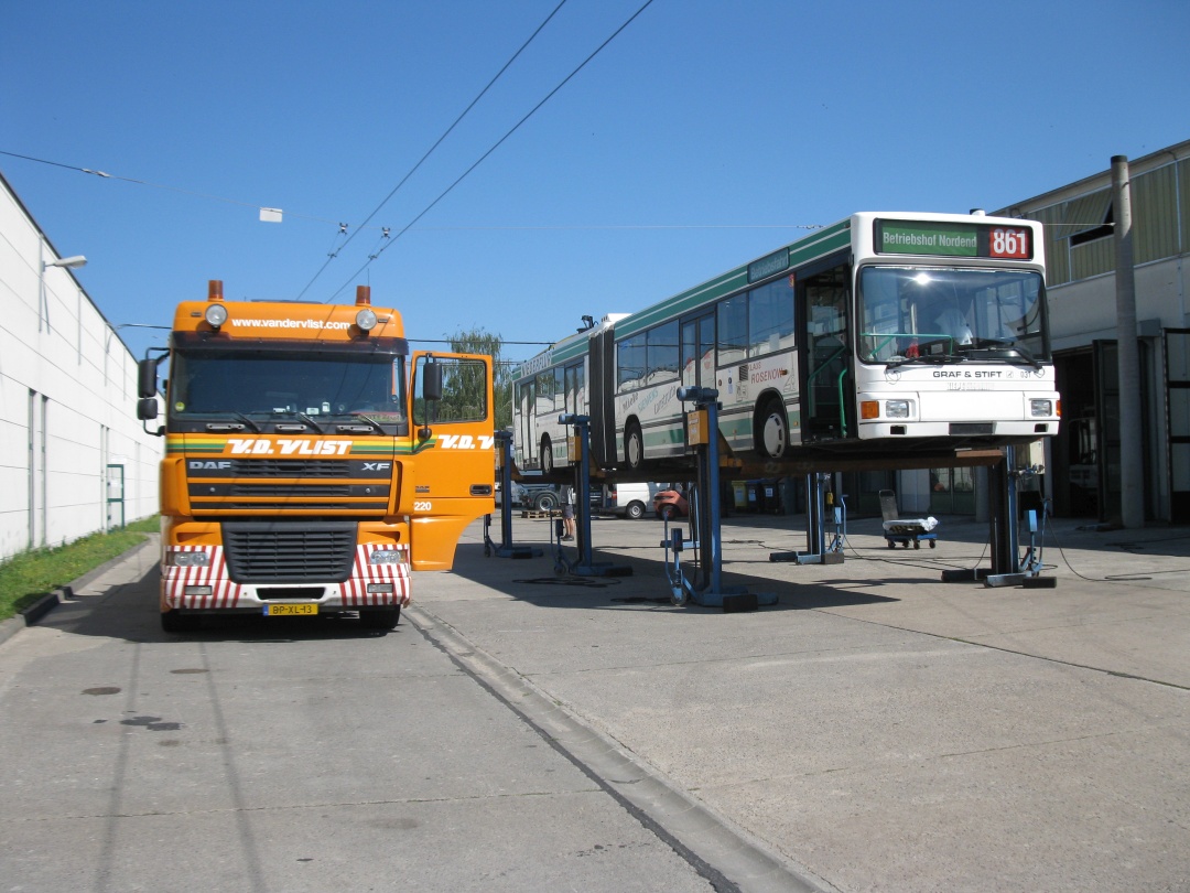 Der erste LKW-Tieflader ist bereit. Die Verladung erfolgt wie immer per elektrischer Wagenheber.