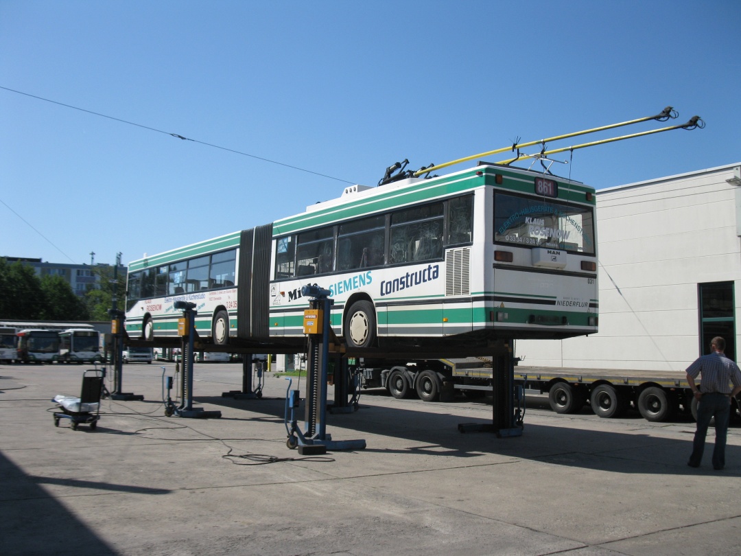 Der erste LKW-Tieflader ist bereit. Die Verladung erfolgt wie immer per elektrischer Wagenheber.