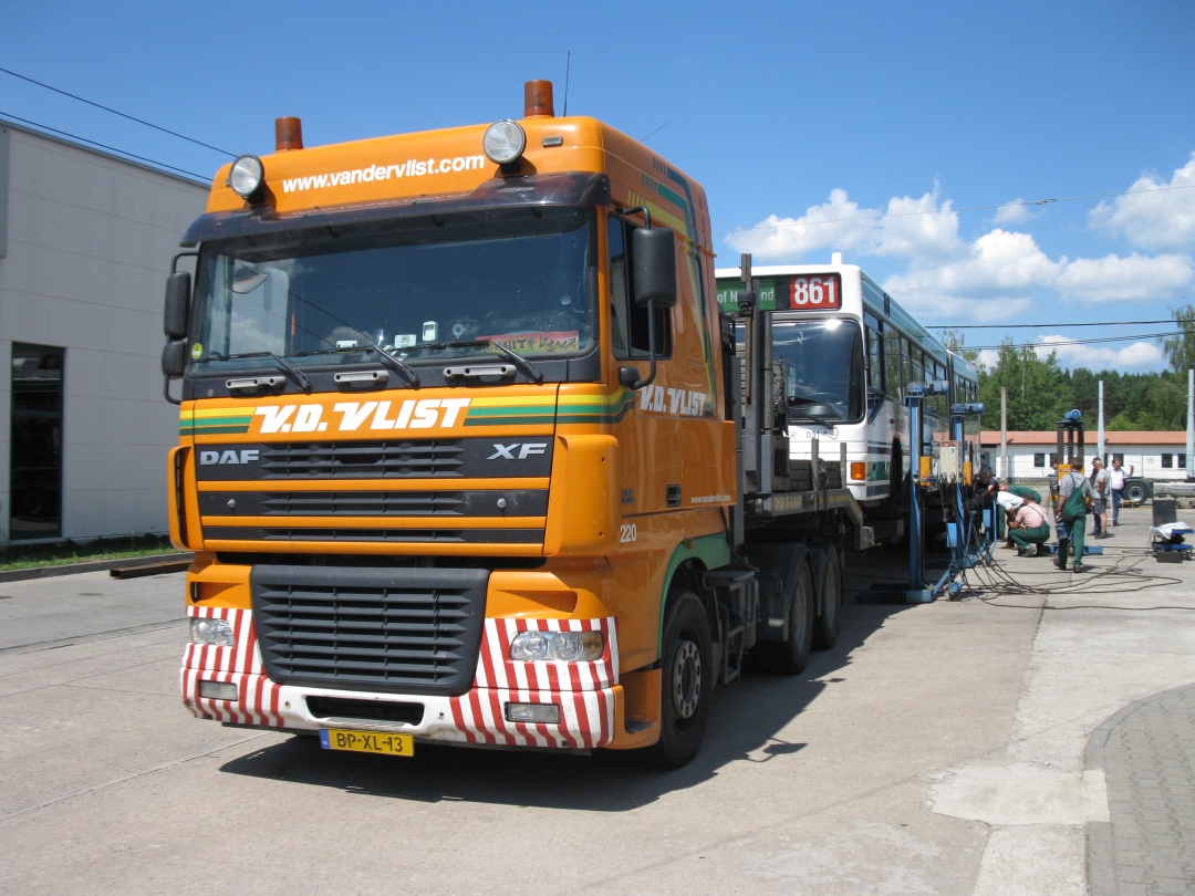 Der Gelenkobus 031 steht auf dem LKW-Tieflader. Die Verladetraversen werden entfernt.