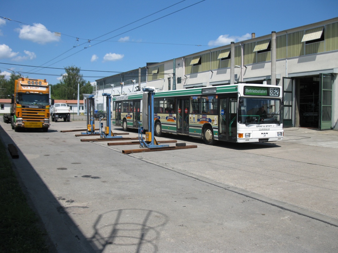 Der Gelenkobus 032 fährt zur Verladung.