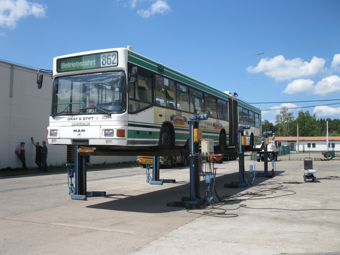 Der Gelenkobus 032 auf den Verladetraversen in luftiger Höhe