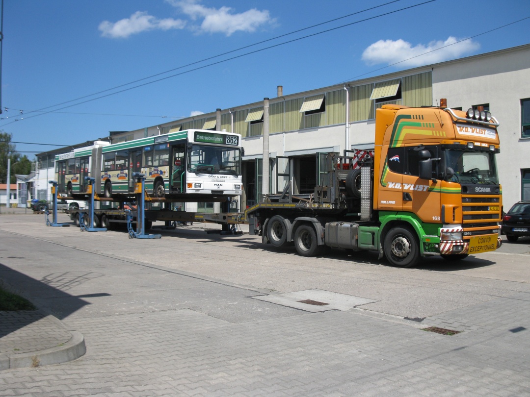 Der zweite Lkw-Tieflader wird unter den Gelenkobus 032 bugsiert.