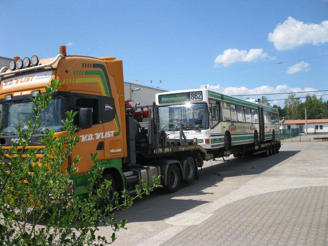 Der Gelenkobus 032 steht auf dem Tieflader.