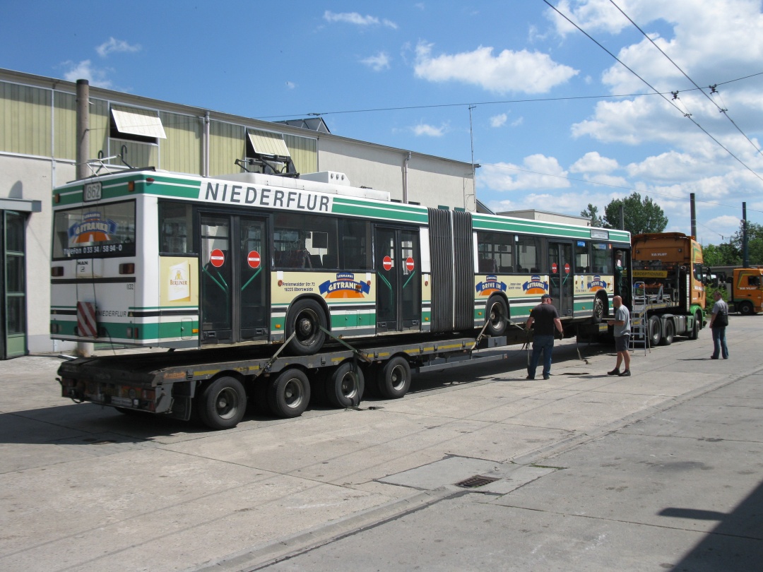 Auch hier sichern die LKW-Fahrer ihre Ladung.