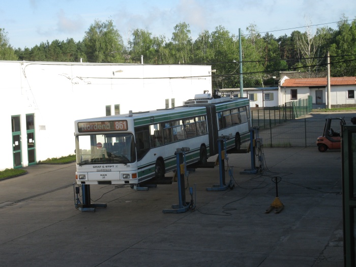 Der Gelenkobus 033 hängt in der Luft.