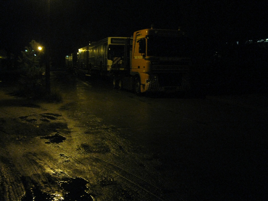 Beide LKW-Tieflader nachts auf dem Parkplatz vor dem Betriebshof Nordend