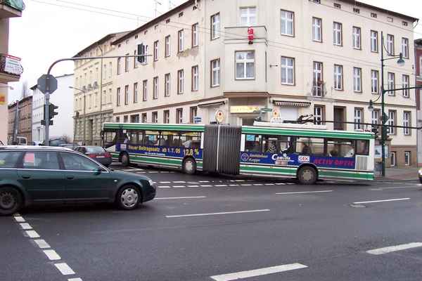 Obus 036 mit abgezogenen Stromabnehmern bei der Einfahrt in die Grabow-Straße