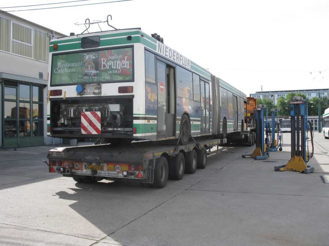 Gelenkobus 039 verladen auf dem holländischen LKW-Tieflader