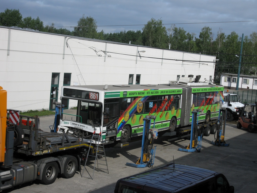 Gelenkobus 039 verladen auf dem holländischen LKW-Tieflader