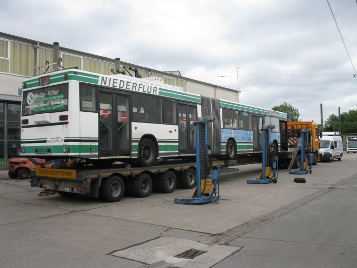Der Gelenkobus wird noch gesichert und 30 Minuten später geht die Reise los.