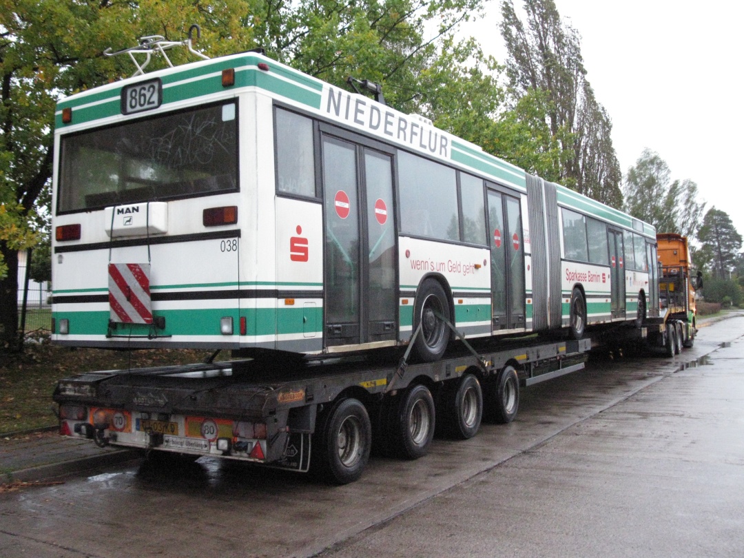 Als Erster war der Gelenkobus 038 verladen und auf dem Parkplatz vor dem Betriebshof Nordend abgestellt worden.