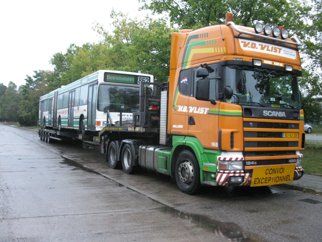 Als Erster war der Gelenkobus 038 verladen und auf de mParkplatz vor dem Betriebshof Nordend abgestellt worden.