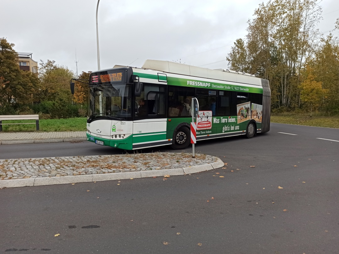 Gelenkobus 051 auf der Kreuzung Kopernikus-Ring/Fritz-Weineck-Straße in Richtung Finow Schönholzer Straße