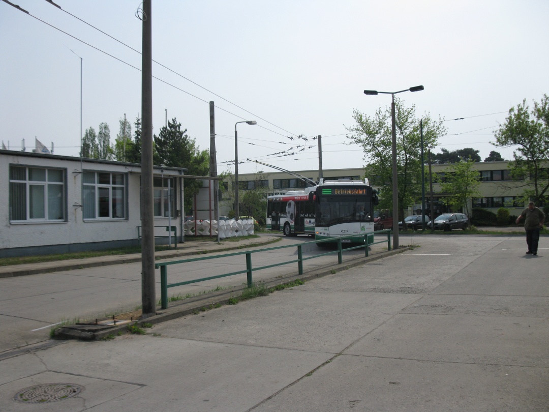 Gelenkobus 052 beim Abbiegen von der Neuen Straße auf den Betriebshof