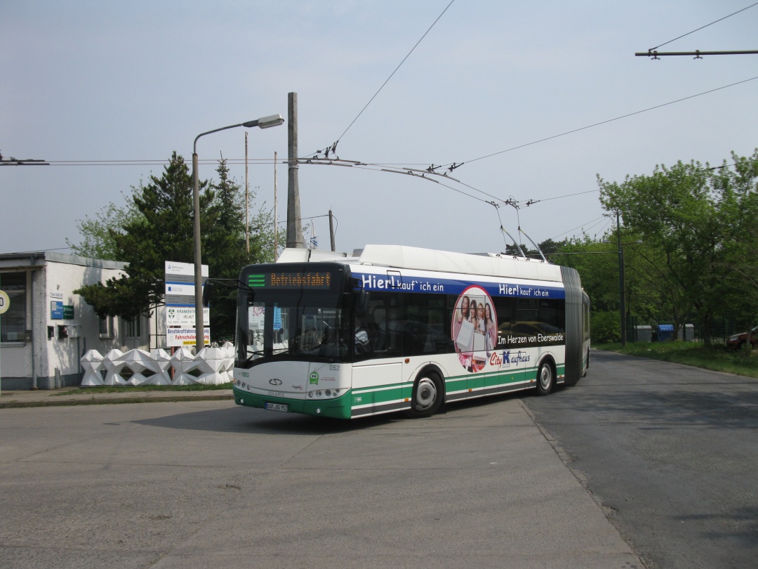 Gelenkobus 052 beim Abbiegen von der Neuen Straße auf den Betriebshof