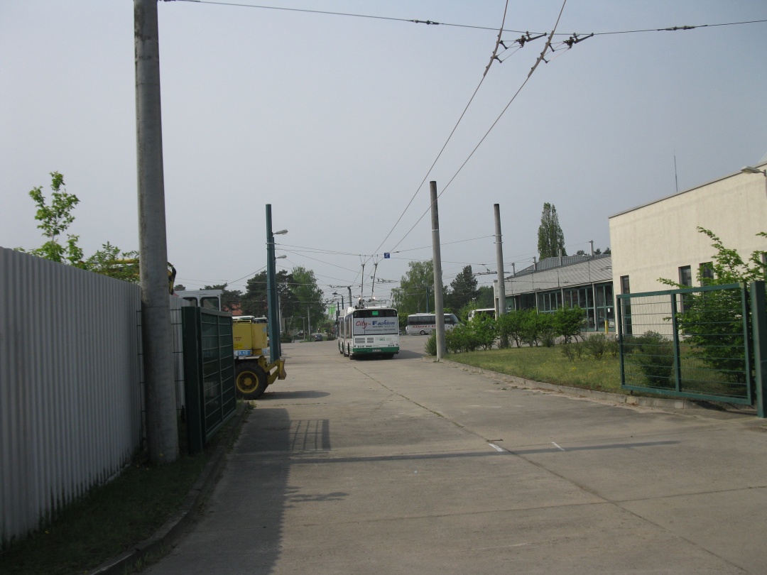 Gelenkobus 052 fährt auf neuem Linienverlauf über den Betriebshof