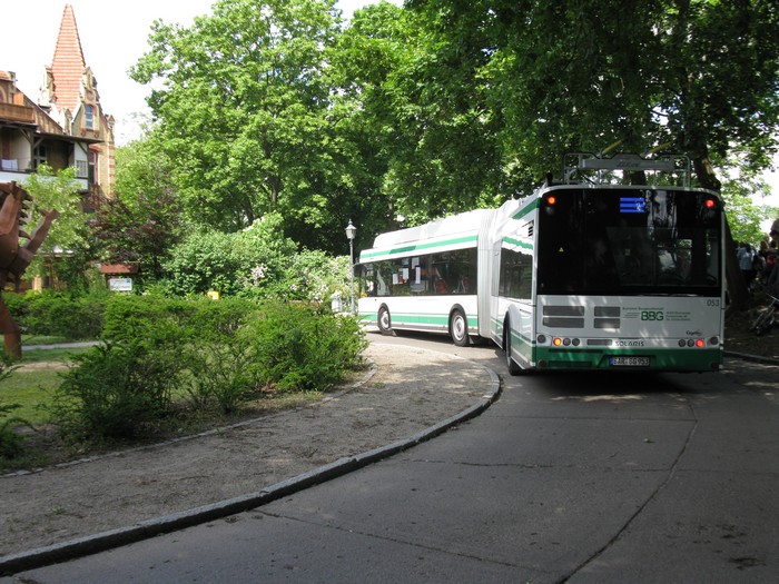 Gelenkobus 053 in der Wendestelle am Drachenkopf in der Georg-Herwegh-Straße