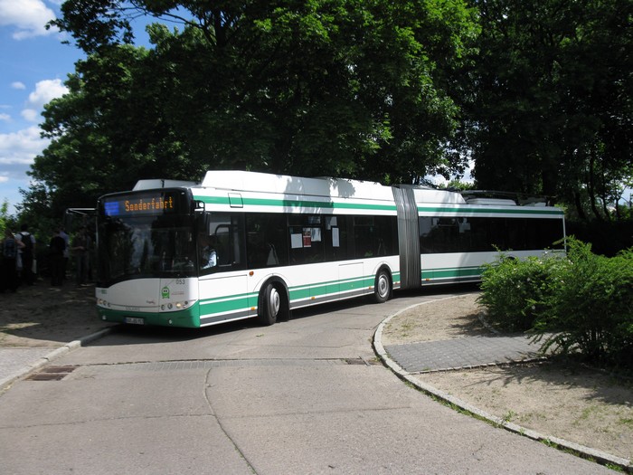 Gelenkobus 053 in der Wendestelle am Drachenkopf in der Georg-Herwegh-Straße