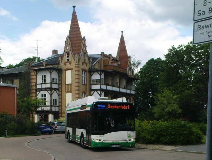 Gelenkobus 053 beim Verlassen der Wendestelle am Drachenkopf in der Georg-Herwegh-Straße