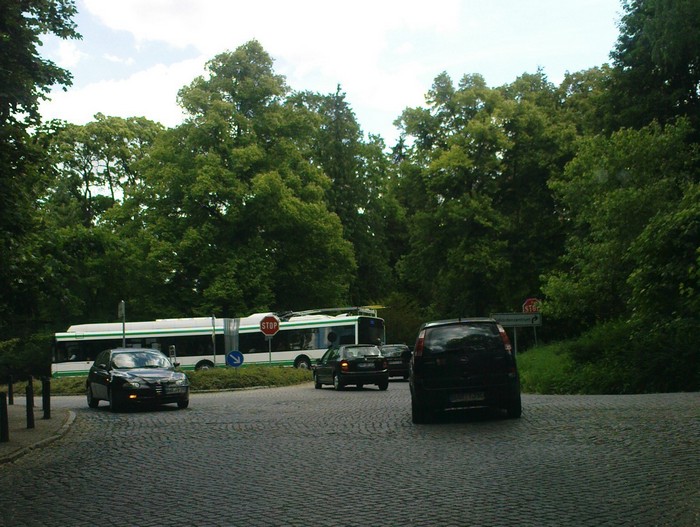 Gelenkobus 053 beim Abbiegen von der Heinrich-Heine-Straße in die Breite Straße