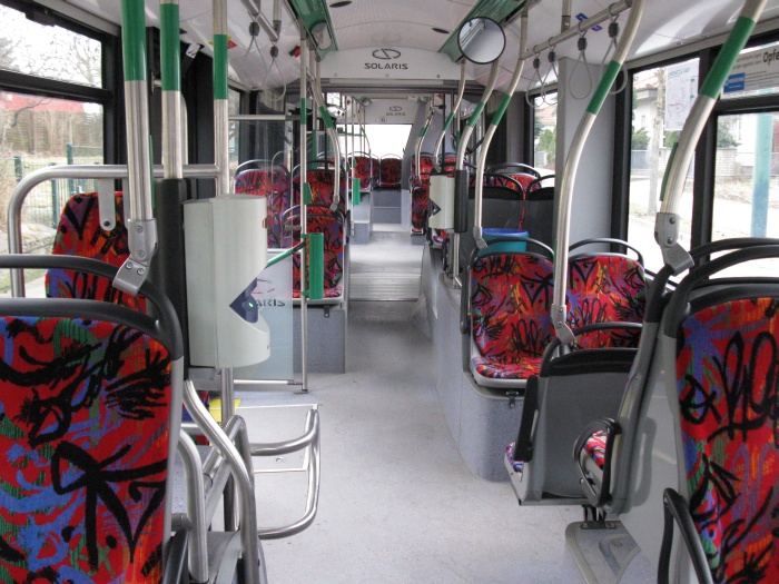 Gelenkobus Nr. 054 vom polnischen Typ Solaris Trollino 18 III Cegelec AC - Innenansicht von vorn nach hinten