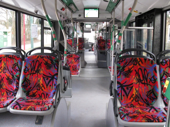 Gelenkobus Nr. 054 vom polnischen Typ Solaris Trollino 18 III Cegelec AC - Innenansicht von hinten nach vorn