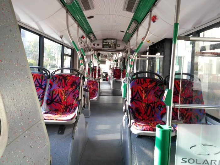 Gelenkobus Nr. 059 vom polnischen Typ Solaris Trollino 18 III Cegelec AC - Innenansicht von hinten nach vorn