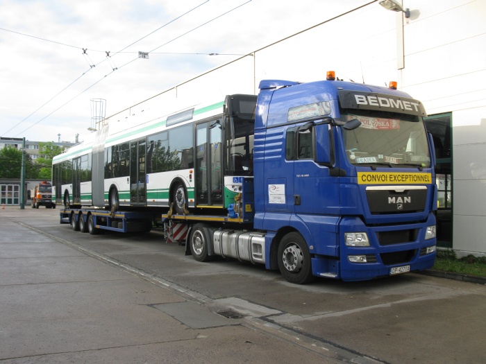 11. Gelenkobus vom polnischen Typ Solaris Trollino 18 AC auf dem Betriebshof Nordend angeliefert