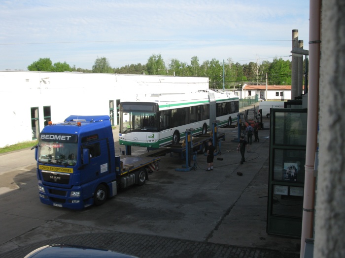 Entladung des zukünftigen Gelenkobus 061 durch das eingespielte Werkstattteam