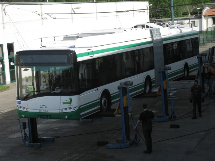 Entladung des zukünftigen Gelenkobus 061 durch das eingespielte Werkstattteam