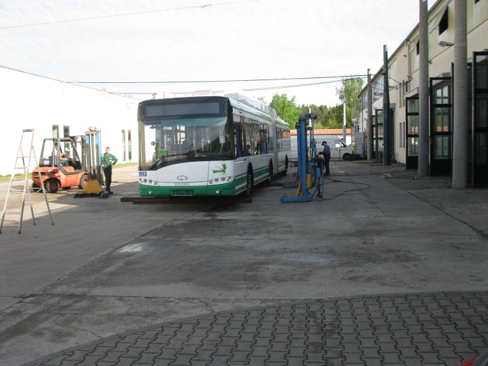 Entladung des zukünftigen Gelenkobus 061 durch das eingespielte Werkstattteam