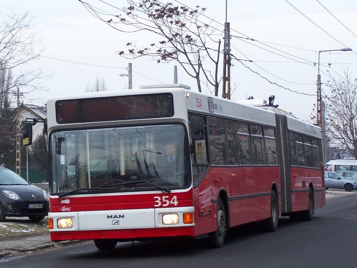 Former Eberswalde articulated trolleybus 032 of the Austrian type &Ouml;AF Gr&auml;f & Stift NGE 152 M17 in Budapest/H with the car no.354 on the Salg&oacute;tarj&aacute;ni utca.