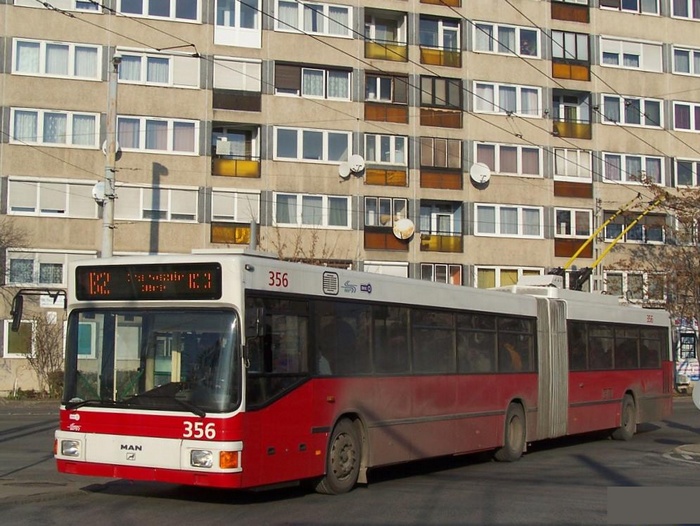 Former Eberswalde articulated trolleybus 031 of the Austrian type ÖAF Gräf & Stift NGE 152 M17 in Budapest/H with the
car no. 356 on the Örs Vezér tere