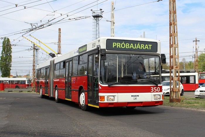 Ehemaliger Eberswalder Gelenkobus 040 nach der Generalüberholung mit der Budapester Wagen-Nr. 350 auf einem Budapester Betriebshof