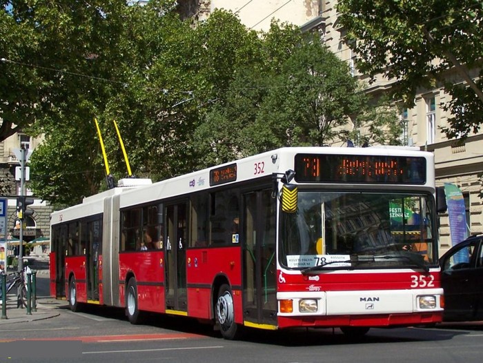 Former Eberswalde articulated trolleybus 038 of the Austrian type ÖAF Gräf & Stift NGE 152 M18 in Budapest/H with the
car no. 352 on the Nagymező utca