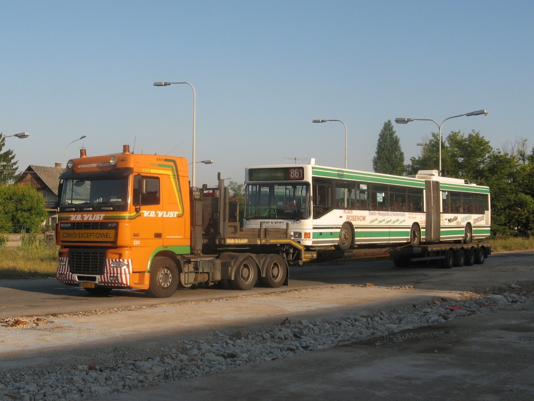 Gelenkobus 031 derweil in Warteposition auf dem Gelände des ehemals größten osteueropäischen Busherstellers Ikarus